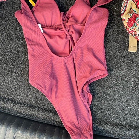 One piece swim suit - Picture 2 of 3